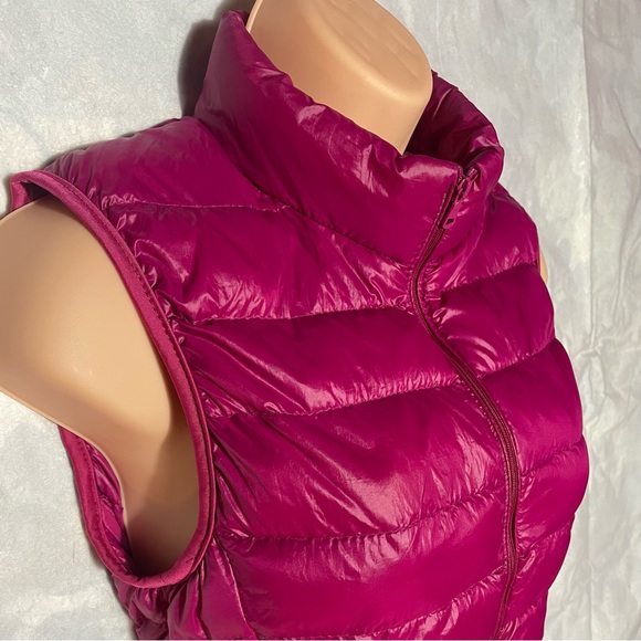 Lightweight down vest fuchsia color with zipper closed pockets US Women Size S - Picture 3 of 6